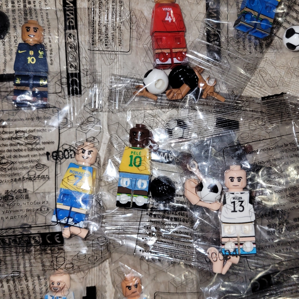 Soccer Minifigure Blind Bag Set - Multicolor Football Players - Picture 4 of 5